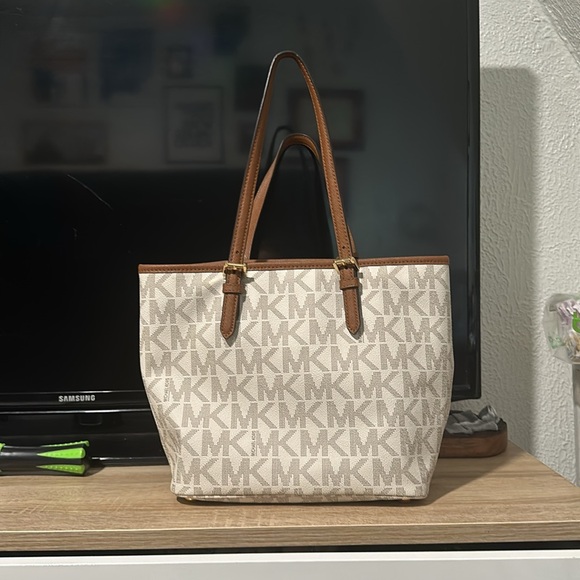 Michael Kors purse. Large, white & brown leather. Authentic MK purse. - Picture 2 of 8